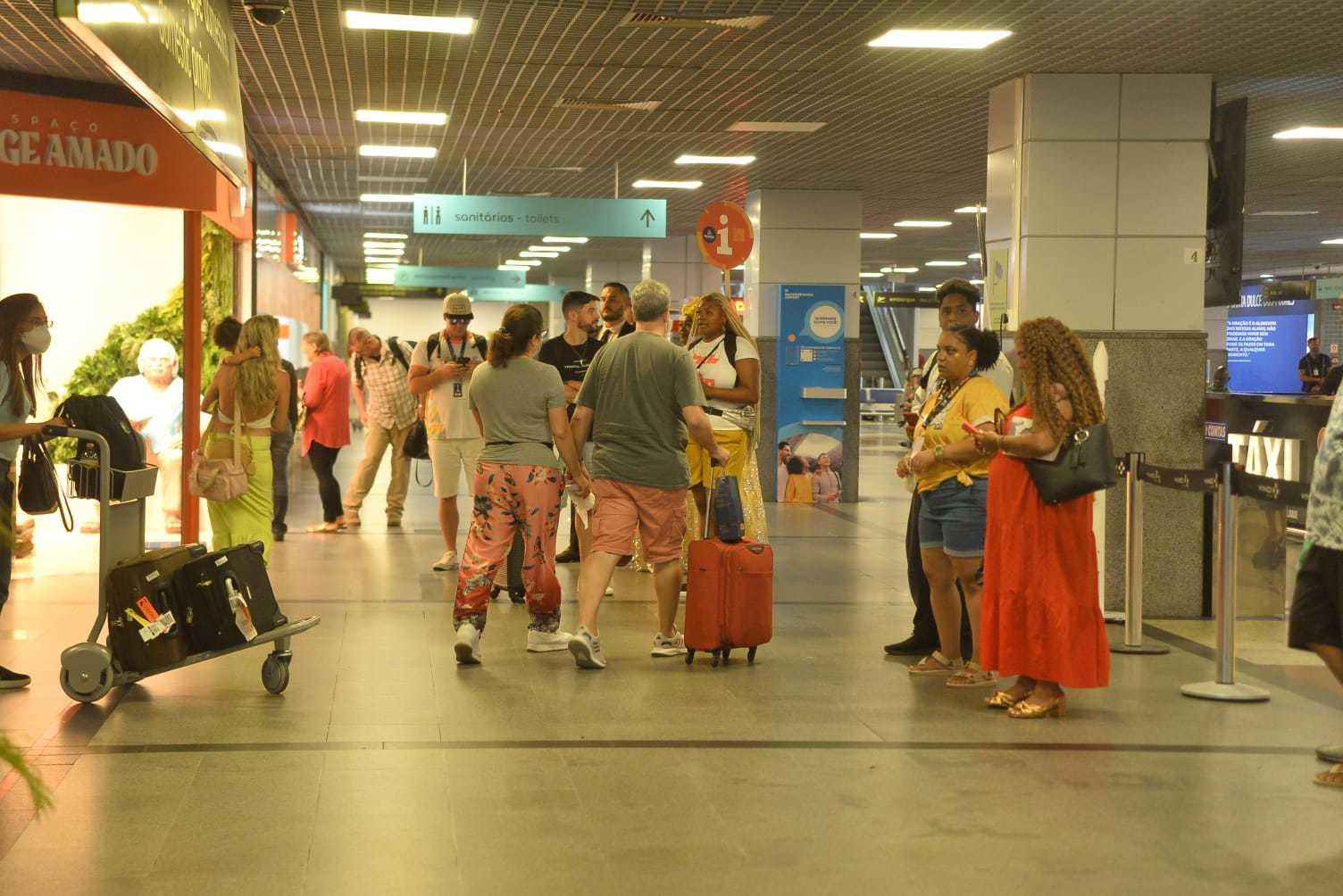 Turistas chegam no Aeroporto Internacional de Salvador para curtir o Carnaval