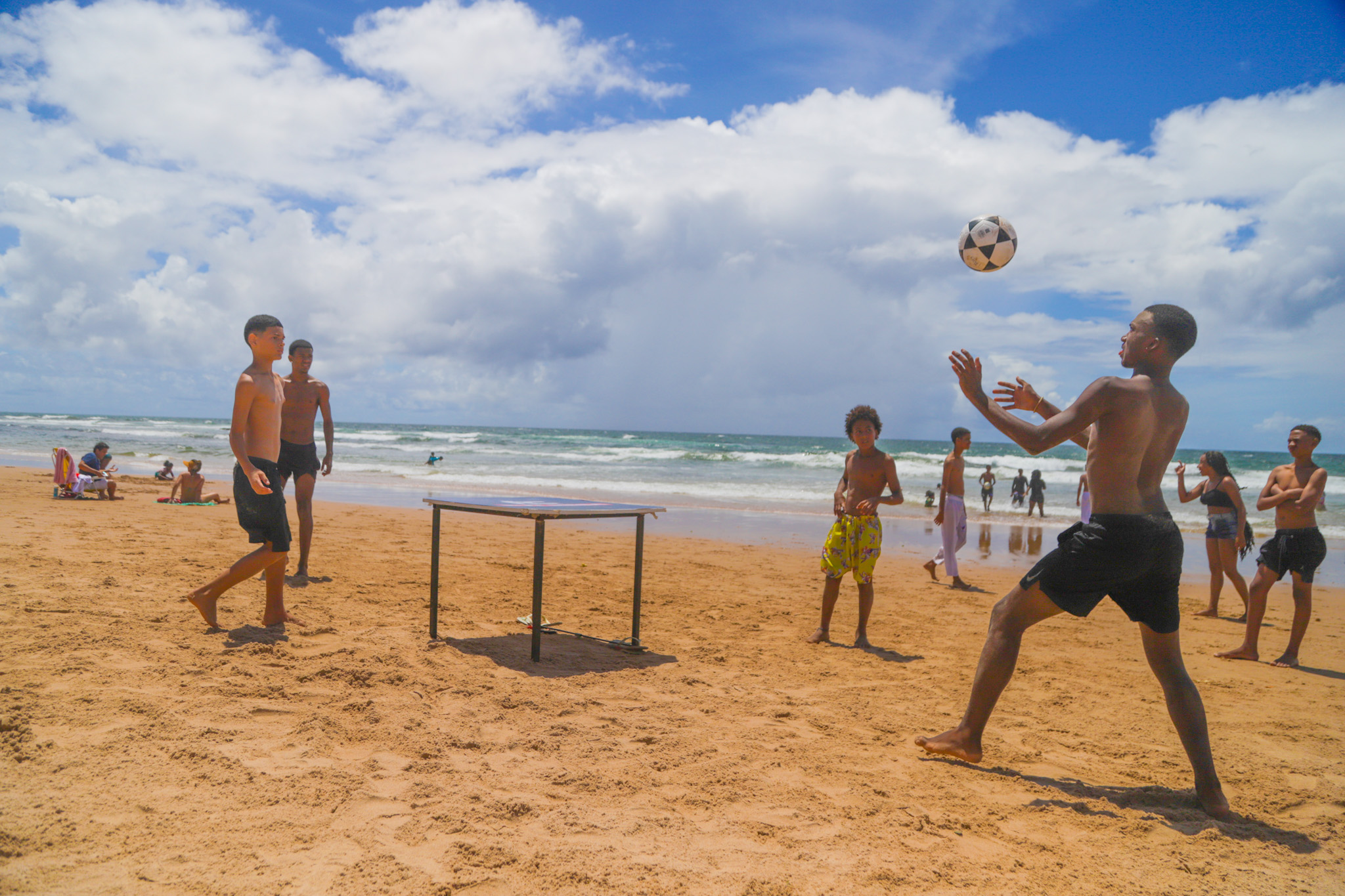 Adultos e crianças participam de treinos com modalidades como MMA, judô, jiu-jitsu, vôlei, taekwondo e aulas de fitdance, zumba e funcional