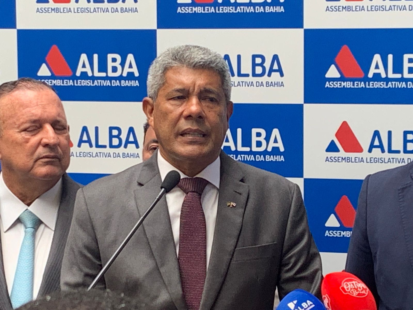 Jerônimo já havia assumido o compromisso com os deputados estaduais de que os federais ficariam de fora da fatia dos cargos municipais