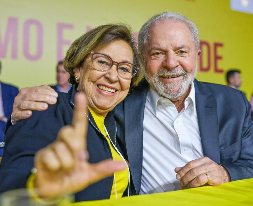 Lídice da Mata fazendo o "L" de Lula Lídice da Mata fazendo o "L" de Lula