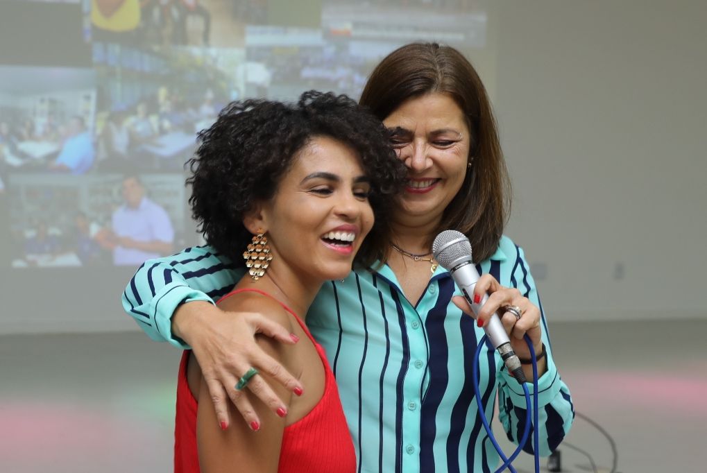 Barbara, mãe da estudante Flavine e a secretária Adélia Barbara, mãe da estudante Flavine e a secretária Adélia