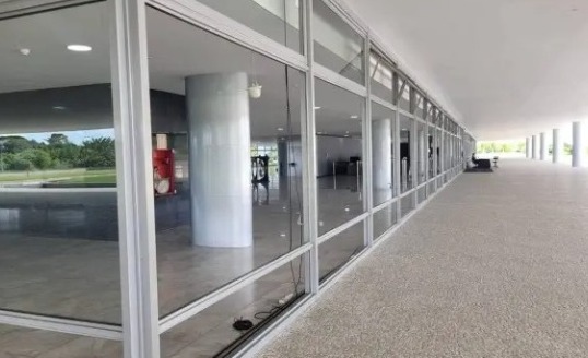 Parte do mobiliário, como televisões e mesas, também ainda precisa ser reposto.