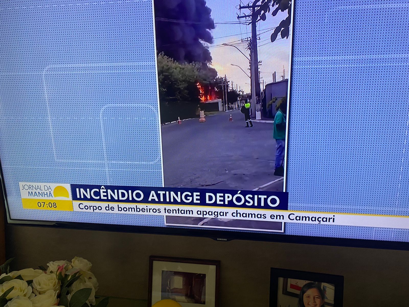 Incêndio atinge depósito em Camaçari e bombeiros tentam conter chamas