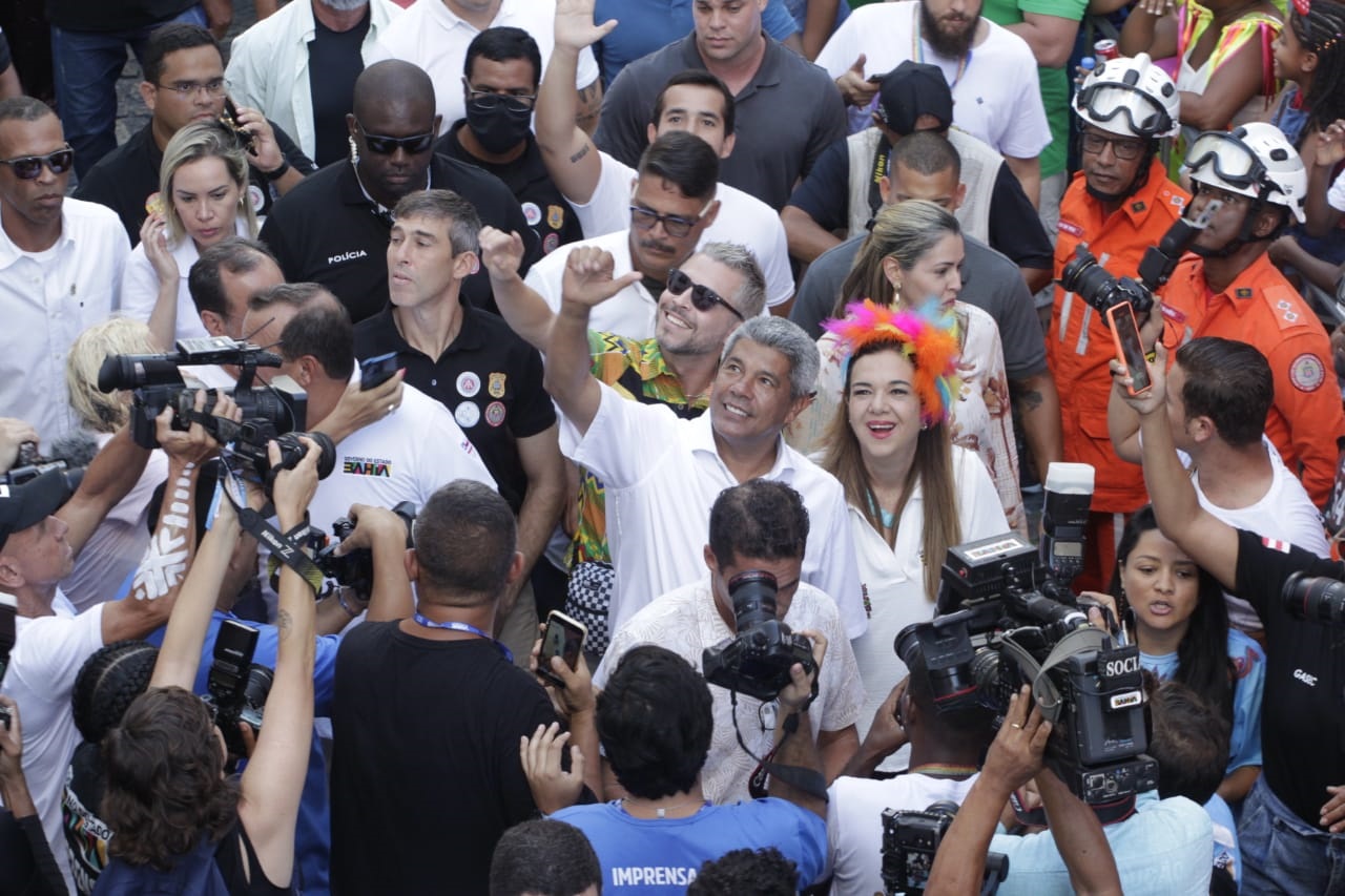 O governador estava acompanhado da primeira-dama, Tatiana Velloso, do vice-governador e coordenador do Carnaval, Geraldo Júnior, secretários e autoridades