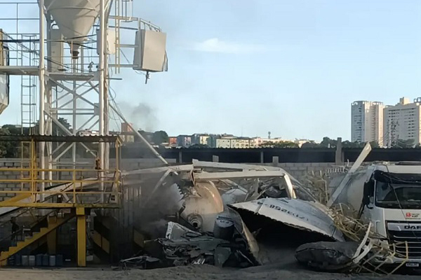 Reservatório de cimento desaba em cima de um caminhão betoneira