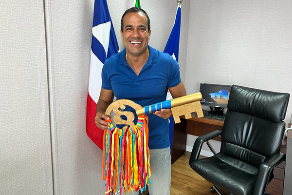 O prefeito Bruno Reis recebeu do Rei Momo a chave da cidade