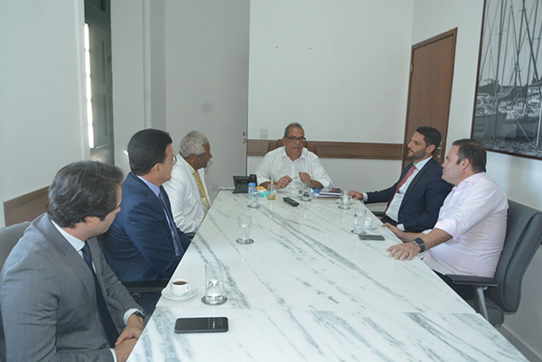 O presidente da Câmara, Carlos Muniz, receba a visita do procurador-geral do município de Salvador, Eduardo Vaz Porto