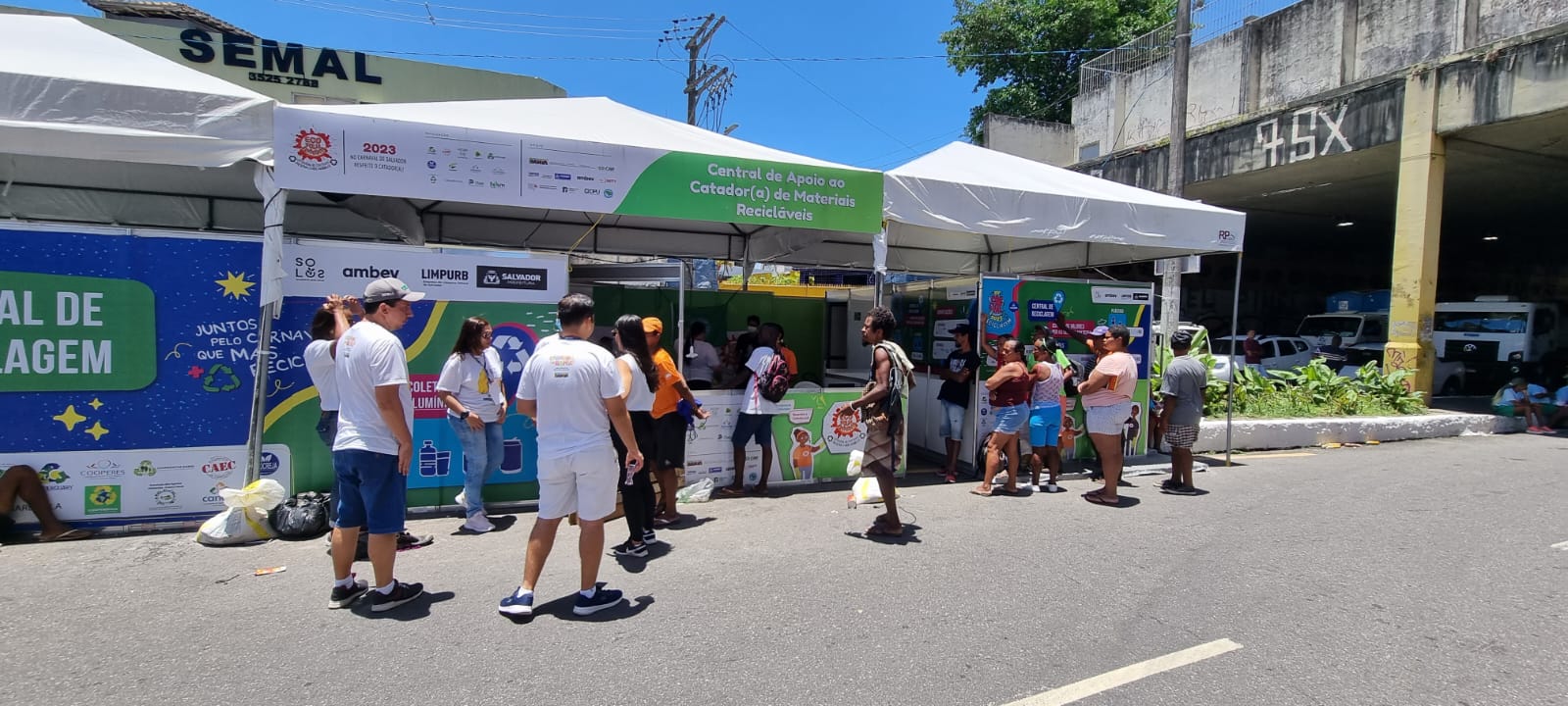 Como parte da ação, são oferecidos aos catadores fardamento adequado e equipamentos de proteção individual - EPIs (botas, luvas e protetores auriculares) Como parte da ação, são oferecidos aos catadores fardamento adequado e equipamentos de proteção individual - EPIs (botas, luvas e protetores auriculares)