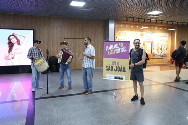 Trio de forró no aeroporto de Salvador faz parte das ações da Setur-BA para promover o São João da Bahia