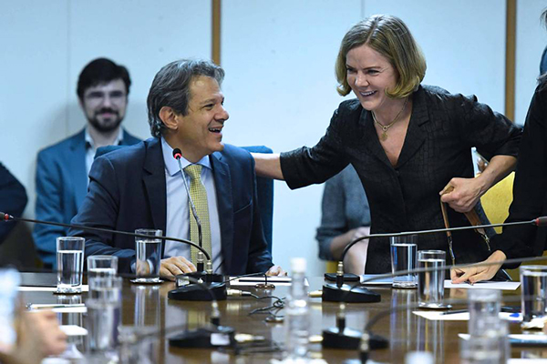 O Ministro da Fazenda , Fernando Haddad, e a presidente do PT, Gleisi Hoffmann O Ministro da Fazenda , Fernando Haddad, e a presidente do PT, Gleisi Hoffmann