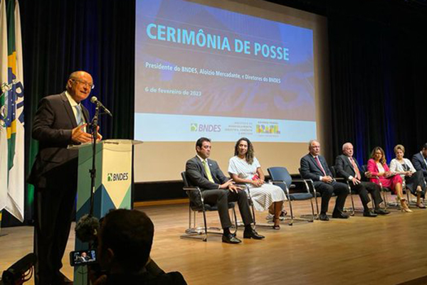O vice-presidente e ministro do Desenvolvimento, Indústria, Comércio e Serviços, Geraldo Alckmin, na posse de Mercadante na presidência do BNDES O vice-presidente e ministro do Desenvolvimento, Indústria, Comércio e Serviços, Geraldo Alckmin, na posse de Mercadante na presidência do BNDES