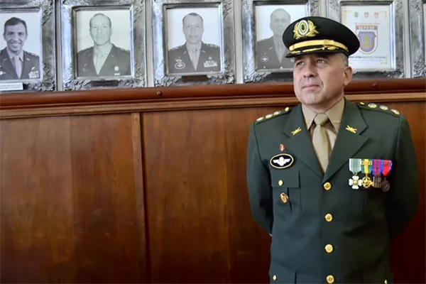 O general Dutra, chefe do CMP (Comando Militar do Planalto)