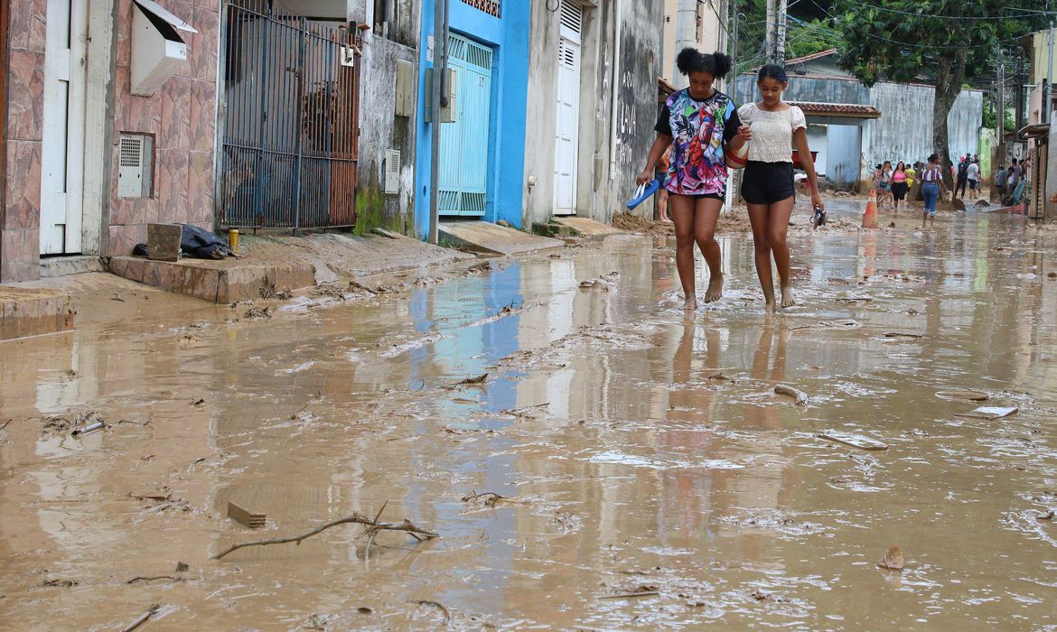 Litoral de SP chega a 44 mortos nas chuvas e entra no 3º dia de busca por sobreviventes