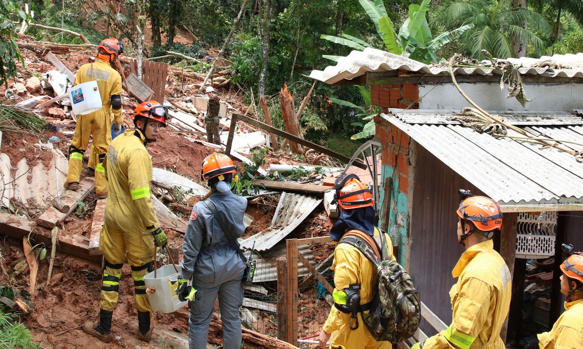 Equipes de resgate retomaram trabalho na madrugada
