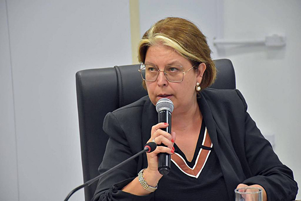 A ex-vereadora Maria Tereza Capra (PT) durante sessão em que teve o mandato cassado da Câmara Municipal de São Miguel do Oeste (SC) 