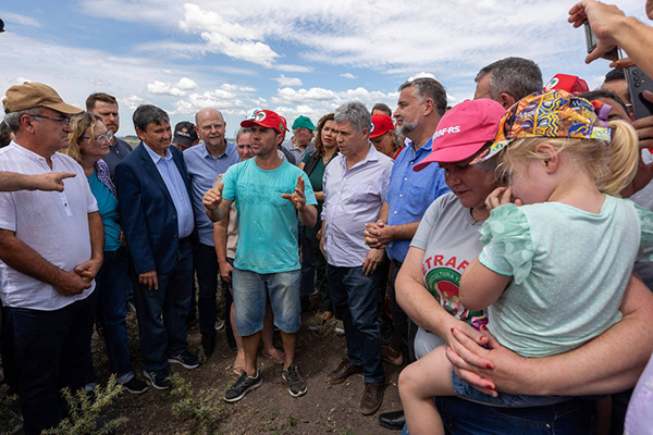 Comitiva de ministros visitou produtores de Hulha Negra, município afetado pela seca no RS