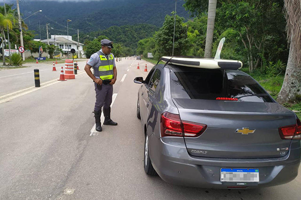 Policial Militar rodoviário aborda veículo na descida para o litoral norte nesta quinta (23) Policial Militar rodoviário aborda veículo na descida para o litoral norte nesta quinta (23)