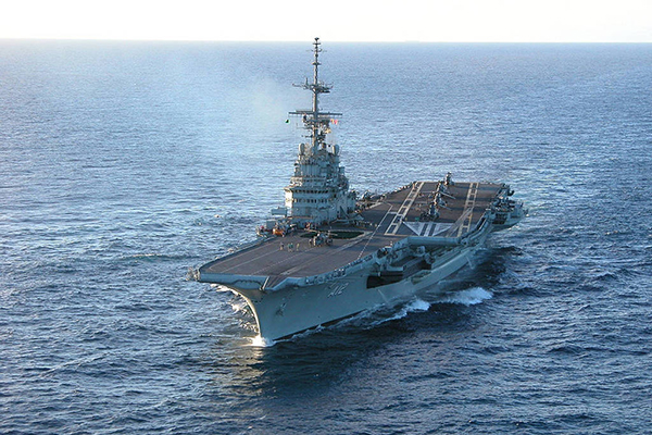 O porta-aviões São Paulo foi o maior navio que a Marinha do Brasil já possuiu em sua história, com 266 metros de comprimento