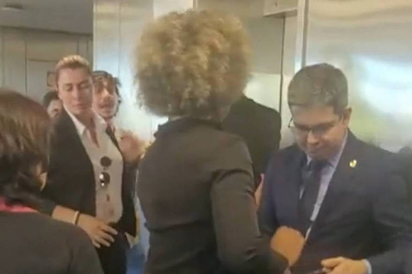 Senador Randolfe Rodrigues (Rede-AP) toma celular da mão do youtuber Wilker Leão no Senado Senador Randolfe Rodrigues (Rede-AP) toma celular da mão do youtuber Wilker Leão no Senado