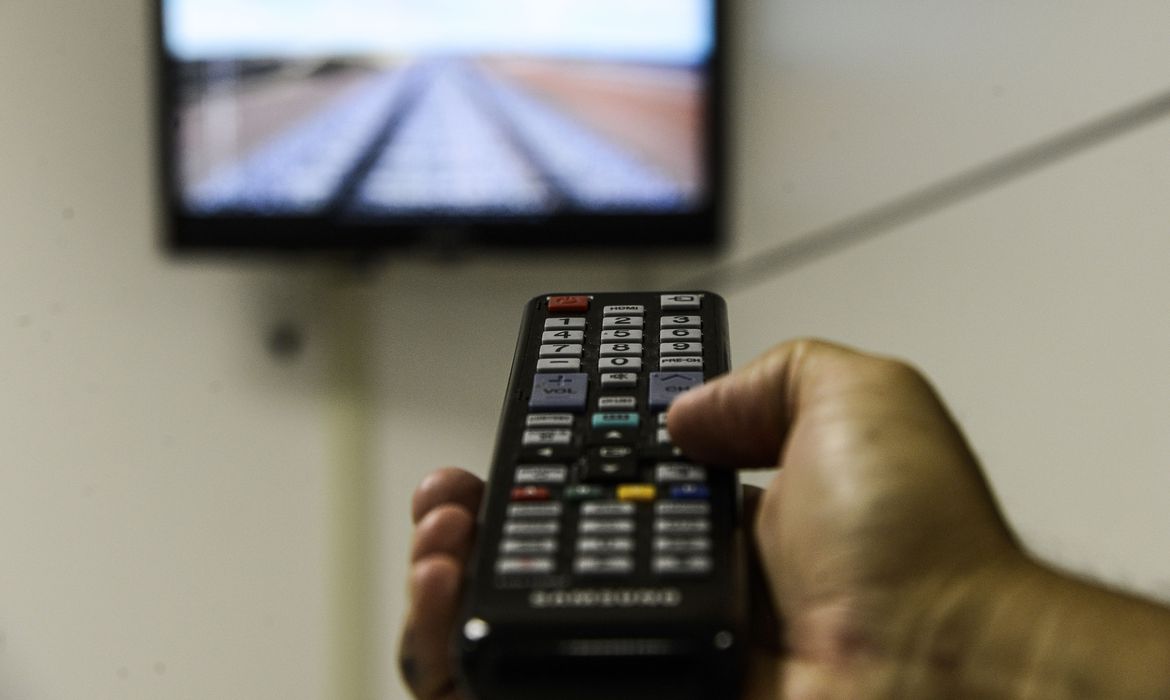 Plataformas de streaming e redes sociais substituem televisão aberta