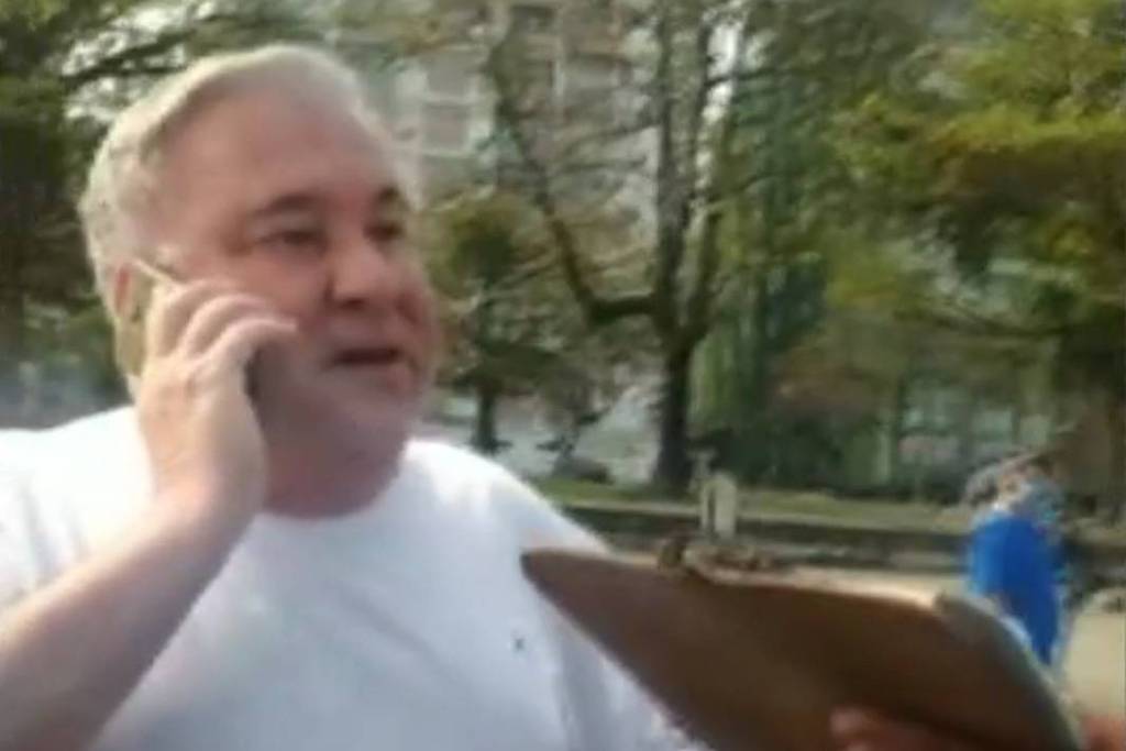 O desembargador do Tribunal de Justiça do Estado de São Paulo Eduardo Siqueira foi flagrado humilhando um Guarda Civil Municipal (GCM) após o agente pedir que ele utilizasse máscara na praia de Santos (SP)