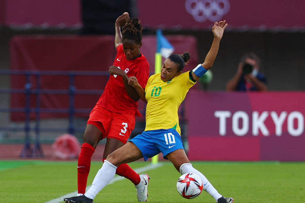 Marta disputa jogada em partida do Brasil nas Olimpíadas