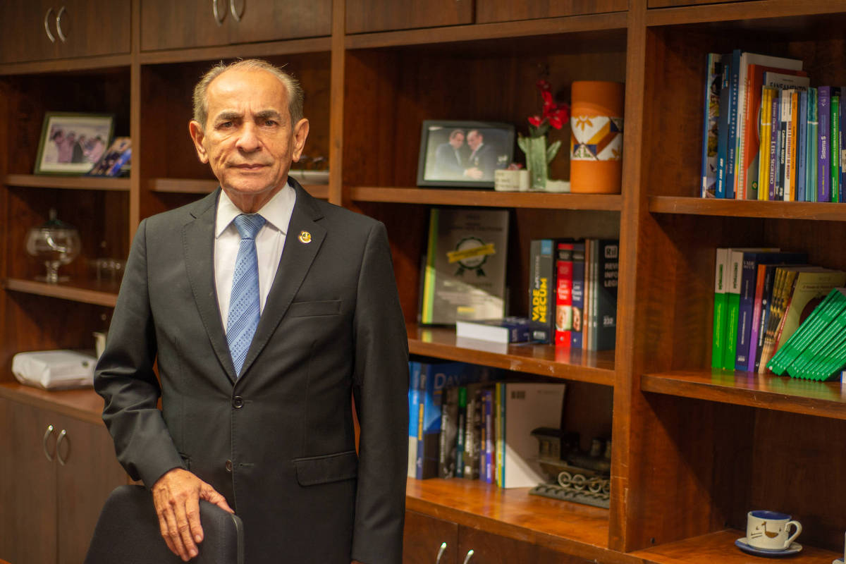 Marcelo Castro (MDB-PI) em seu gabinete, no Senado