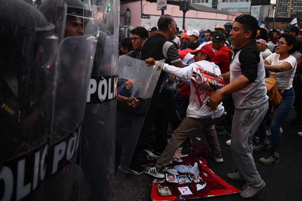 Manifestantes entram em conflito com a polícia em protesto contra presidente do Peru, Dina Boluarte