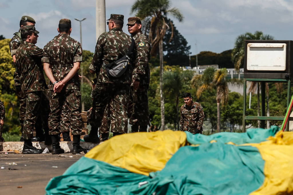 Militares observam desmonte de acampamento de bolsonaristas em Brasília