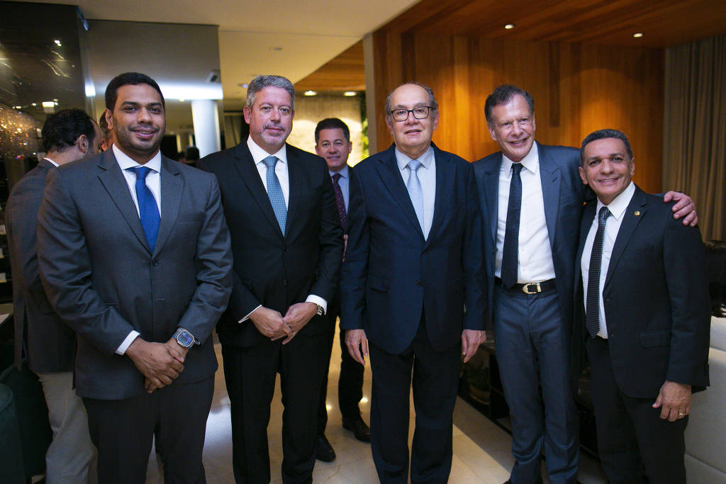 O ministro do TCU Jhonatan de Jesus, o presidente da Câmara dos Deputados, Arthur Lira (PP-AL), o ministro do STF Gilmar Mendes, o empresário João Camargo, presidente do conselho do grupo Esfera, e o senador Messias de Jesus (Republicanos-RR) durante jantar promovido pelo grupo Esfera Brasil, em Brasília