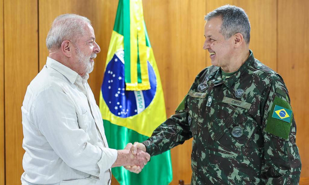 Lula cumprimenta o comandante do Exército, general Tomás Ribeiro Paiva Lula cumprimenta o comandante do Exército, general Tomás Ribeiro Paiva