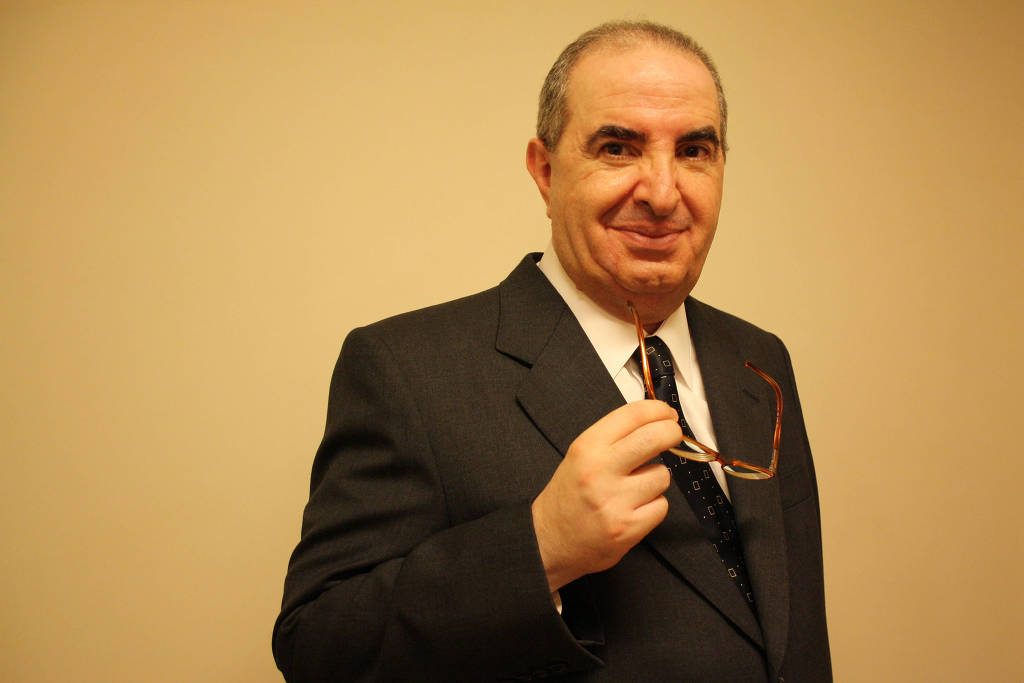 O escritor, jornalista e diretor de teatro e TV James Akel, que quer virar imortal da ABL O escritor, jornalista e diretor de teatro e TV James Akel, que quer virar imortal da ABL