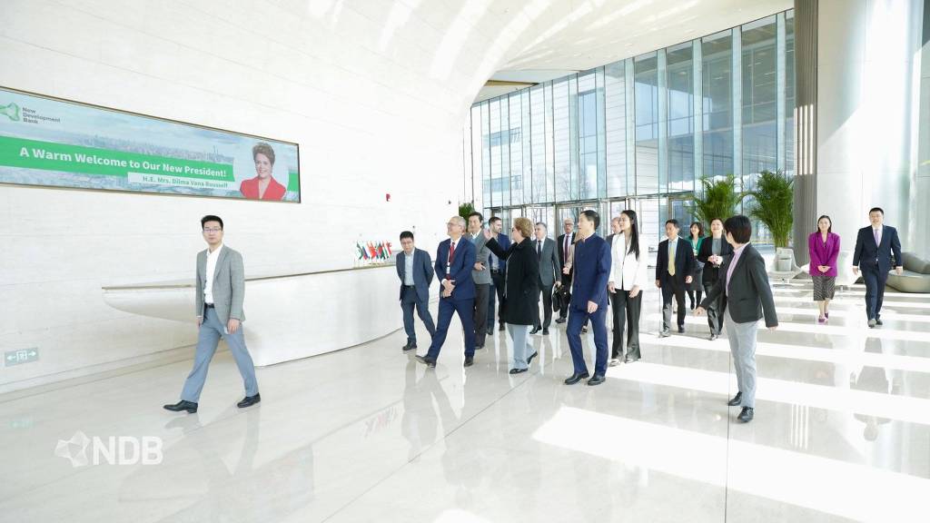 Dilma Rousseff chegando para o primeiro dia no Novo Banco de Desenvolvimento, em 28 de março, em foto distribuída pela instituição de Xangai e reproduzida pela cobertura chinesa