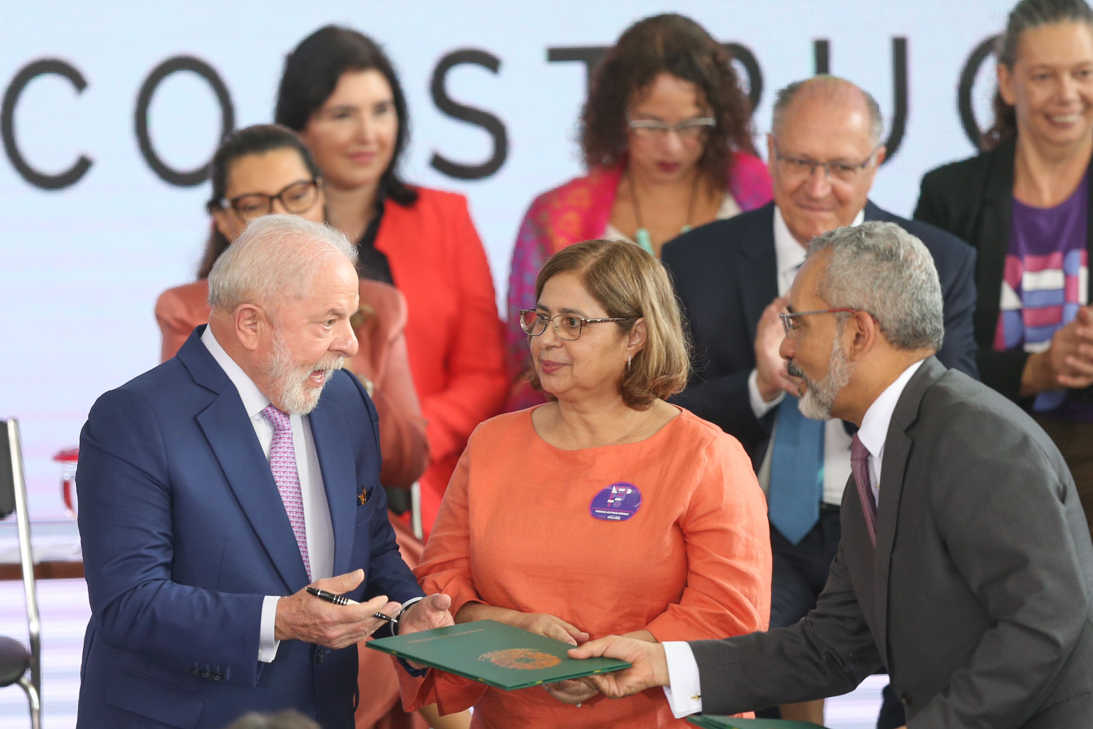 O presidente Luiz Inácio Lula da Silva e a ministra Cida Gonçalves, em cerimônia de celebração do Dia da Mulher, no Palácio do Planalto O presidente Luiz Inácio Lula da Silva e a ministra Cida Gonçalves, em cerimônia de celebração do Dia da Mulher, no Palácio do Planalto