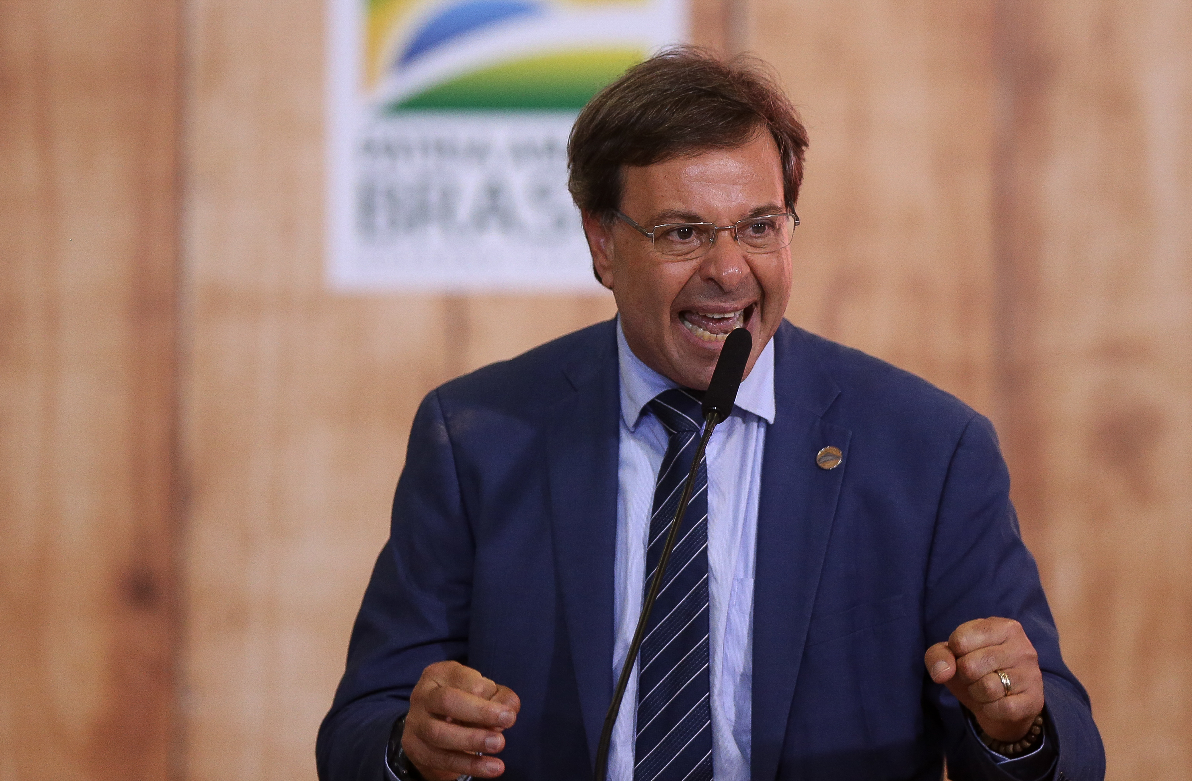 Gilson Machado diz que Comissão de Ética afirmou que seria deselegante mandar presente de volta Gilson Machado diz que Comissão de Ética afirmou que seria deselegante mandar presente de volta