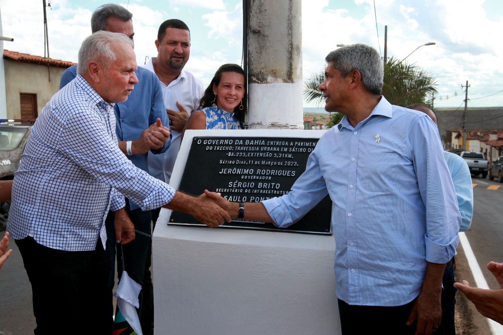 Em Sátiro Dias, governador entrega trecho recuperado da BA-233 e autoriza recuperação de colégio estadual