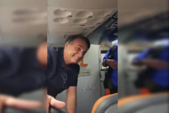 Bolsonaro é aplaudido e ouve grito de cadeia em voo na nave Harry Potter da Gol