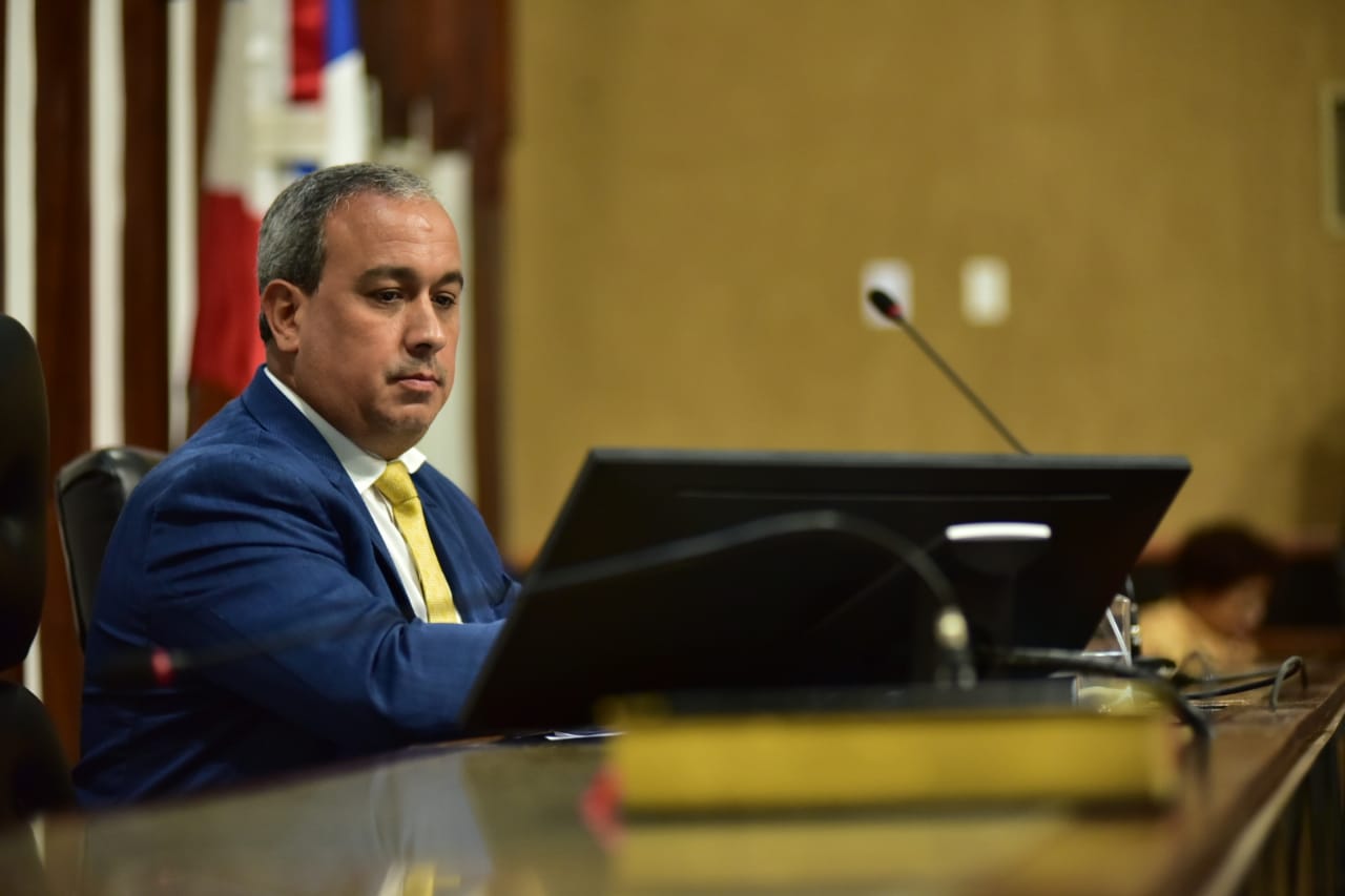 O deputado estadual Vitor Azevedo 
