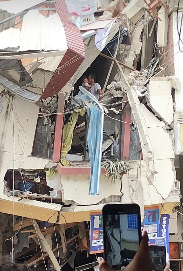 Sobe para 12 número de mortos em terremoto no Equador