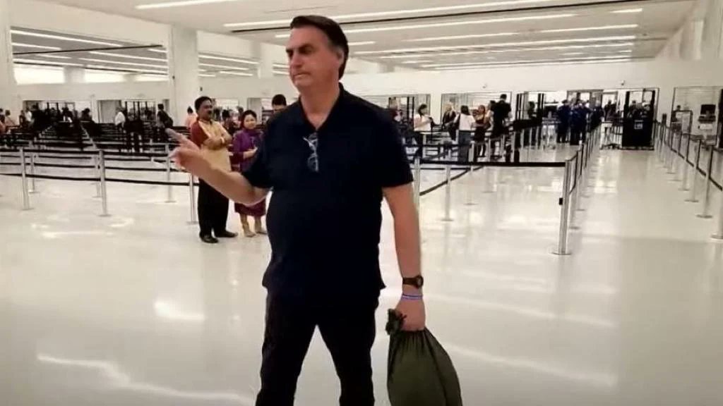 Bolsonaro mira Lula em 1º discurso na volta ao Brasil e diz que petista não fará 'o que bem entender'