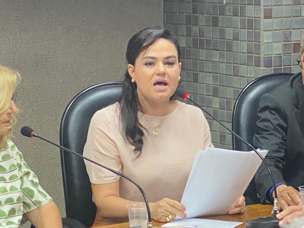 Aline chora e diz ser alvo de ataques por ser esposa de Rui Costa Aline chora e diz ser alvo de ataques por ser esposa de Rui Costa