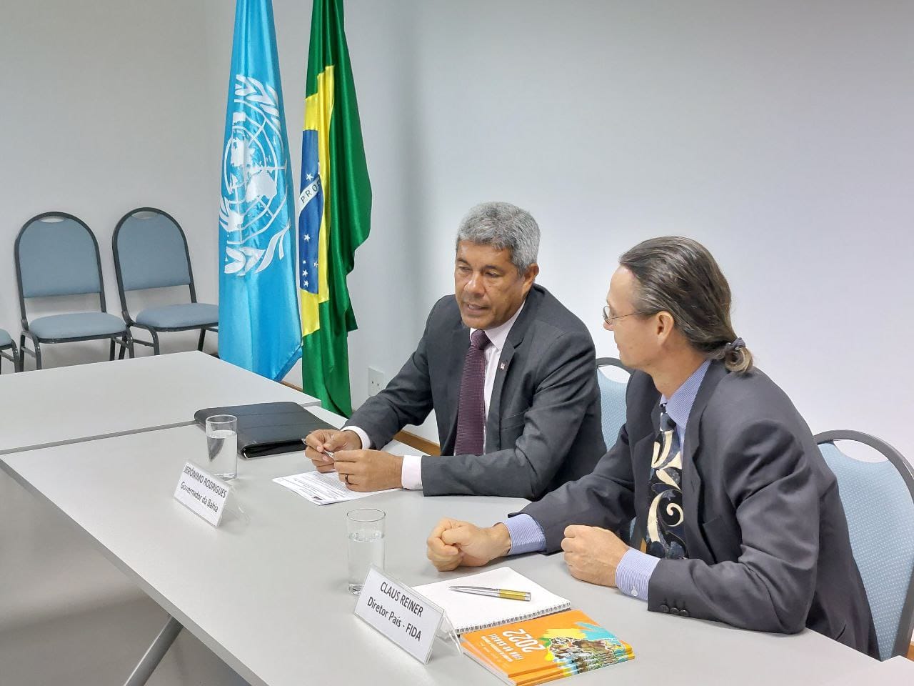 Em seu último compromisso, Jerônimo Rodrigues se reuniu com o Embaixador da China no Brasil, Zhu Quinhqiao, com quem tratará dos investimentos chineses no Estado