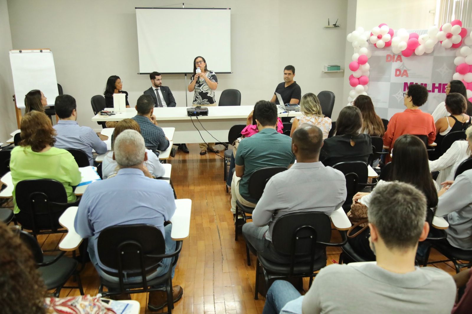 Formação pretende melhor atender as necessidades da administração pública e os interesses da população Formação pretende melhor atender as necessidades da administração pública e os interesses da população