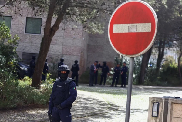 As vítimas que morreram, segundo a polícia, são duas mulheres de aproximadamente 40 e 20 anos