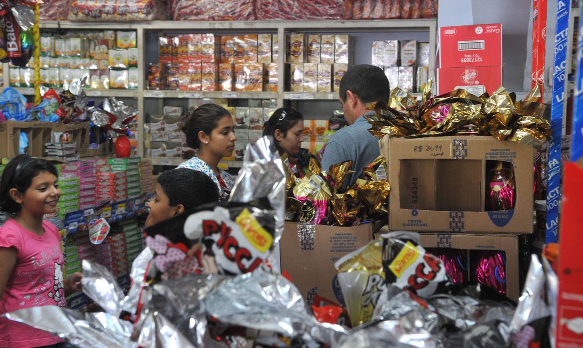 Em março, intenção de compras das mulheres subiu 1,5%