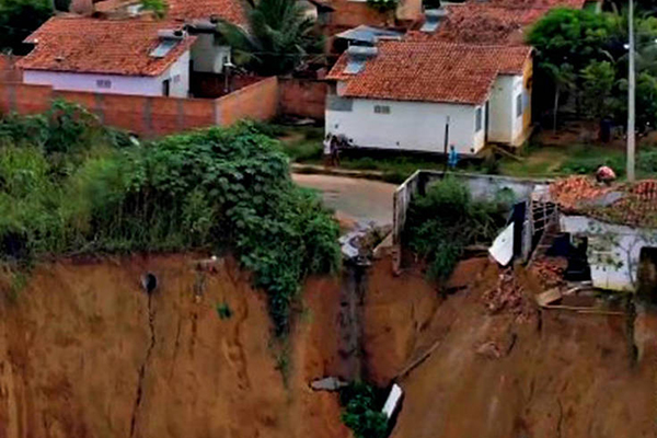 Moradores de Buriticupu (MA) sofrem com erosões, que pioraram com as chuvas dos últimos dias Moradores de Buriticupu (MA) sofrem com erosões, que pioraram com as chuvas dos últimos dias