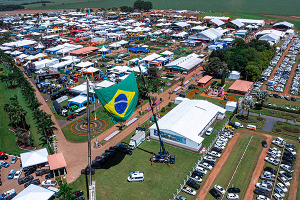 Vista aérea da feira Tecnoshow Comigo, que começou na última segunda-feira (27) em Rio Verde (GO) Vista aérea da feira Tecnoshow Comigo, que começou na última segunda-feira (27) em Rio Verde (GO)