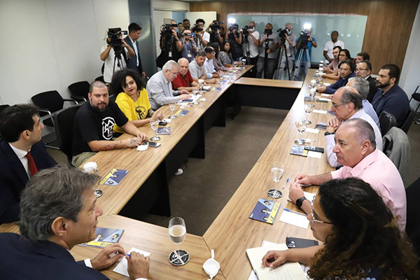 O ministro Fernando Haddad (PT) em reunião com as centrais sindicais em São Paulo