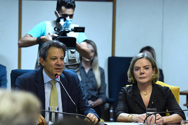 Os ministros Fernando Haddad (Fazenda) e Gleisi Hoffmann (Relações Institucionais) Os ministros Fernando Haddad (Fazenda) e Gleisi Hoffmann (Relações Institucionais)