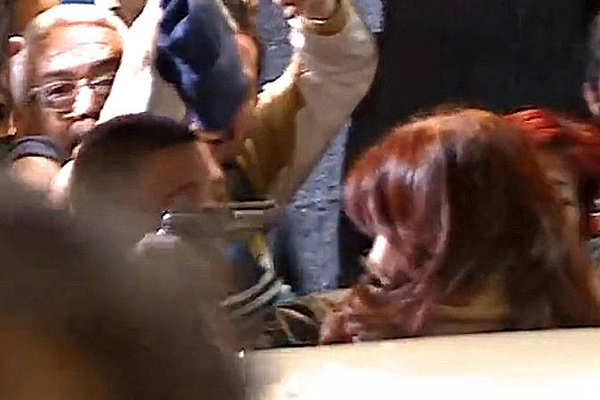 Momento em que Fernando Sabag Montiel tentou atirar na vice-presidente da Argentina, Cristina Kirchner, em Buenos Aires Momento em que Fernando Sabag Montiel tentou atirar na vice-presidente da Argentina, Cristina Kirchner, em Buenos Aires
